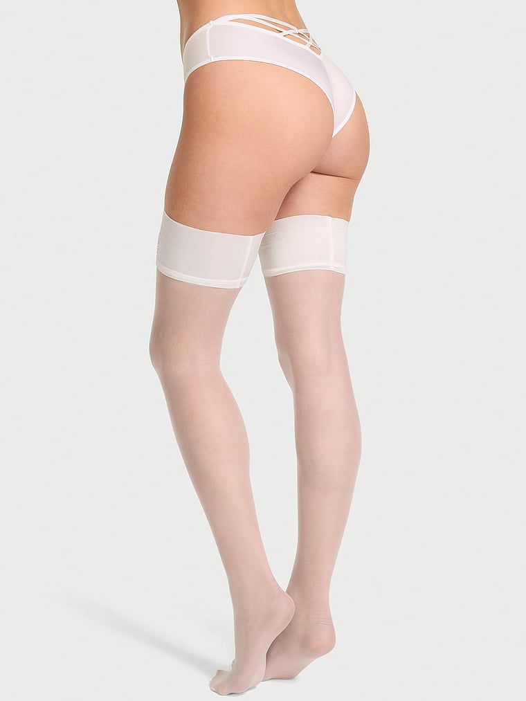 Pończochy z koronką i logo marki (do pasa do pończoch). Produkt ma kolor biały i pochodzi z kolekcji Very Sexy. 