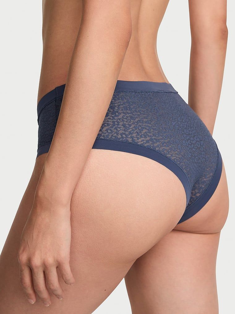 Majtki z koronki w panterkę No-Show Leopard Cheeky. Produkt ma kolor niebieski i pochodzi z kolekcji No-Show. 