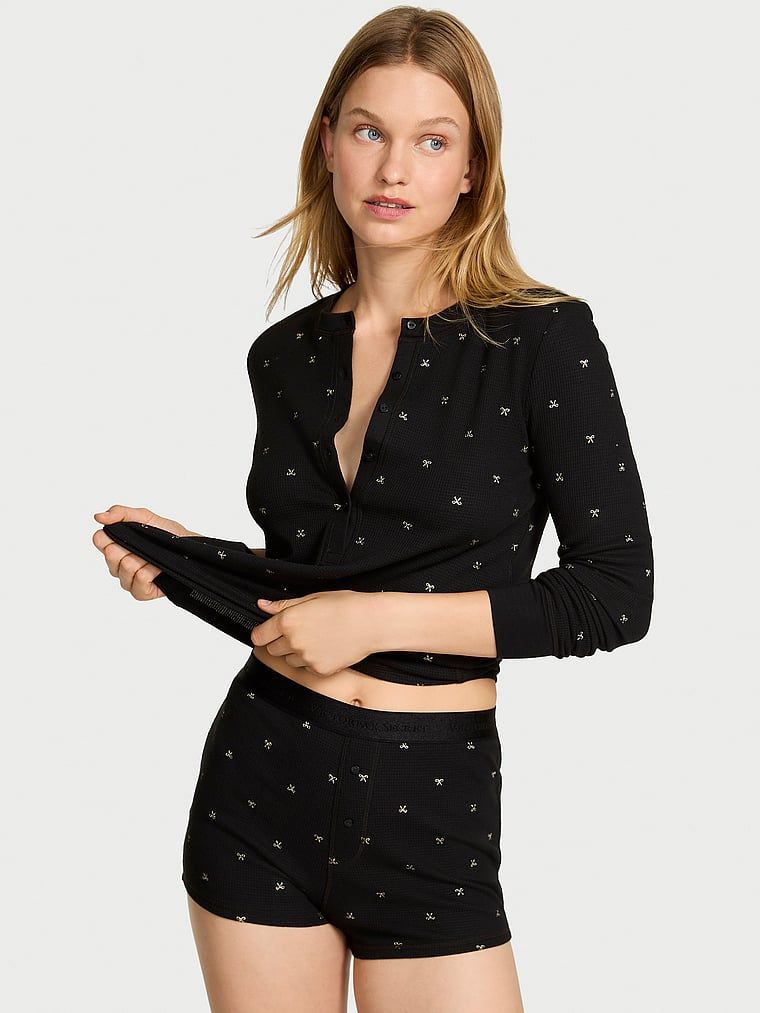Ciepła piżama z długim rękawem i szortami Thermal. Produkt jest wzorzysty i pochodzi z kolekcji Body by Victoria. 