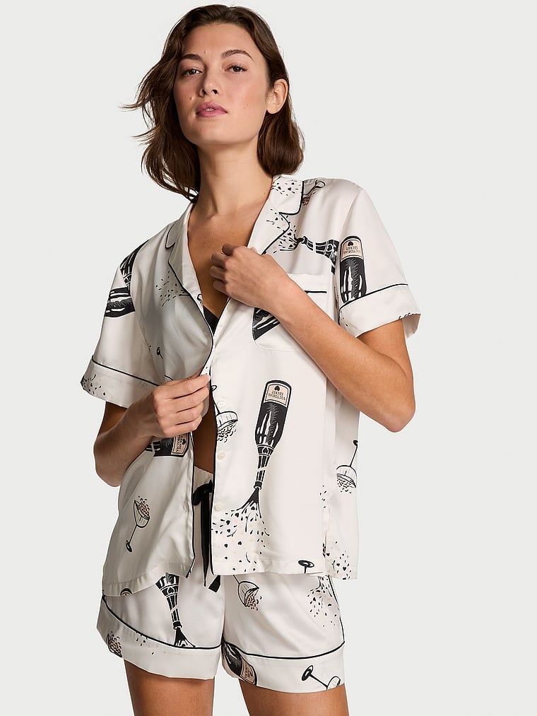 Piżama satynowa błyszcząca z szortami Glazed Satin. Produkt jest wzorzysty i pochodzi z kolekcji Victoria's Secret. 