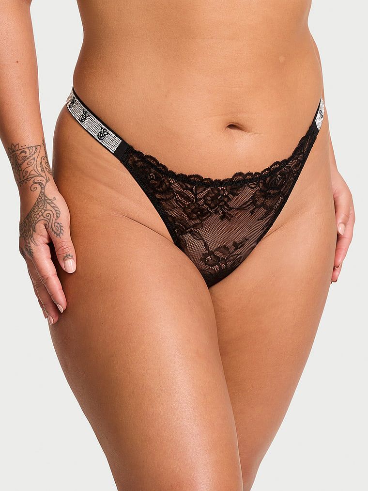Stringi koronkowe z błyszczącymi paskami Shine Strap Rose Lace. Produkt ma kolor czarny i pochodzi z kolekcji Body by Victoria. 