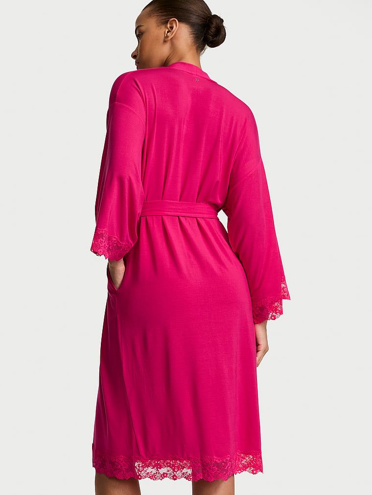 Szlafrok z modalu SoSoft. Produkt ma kolor różowy i pochodzi z kolekcji Victoria's Secret. 
