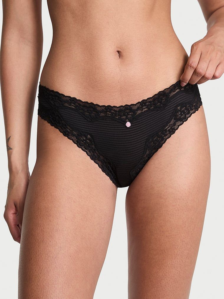 Majtki bawełniane w paseczki z koronką na krawędziach Bikini. Produkt ma kolor czarny i pochodzi z kolekcji Lacie. 