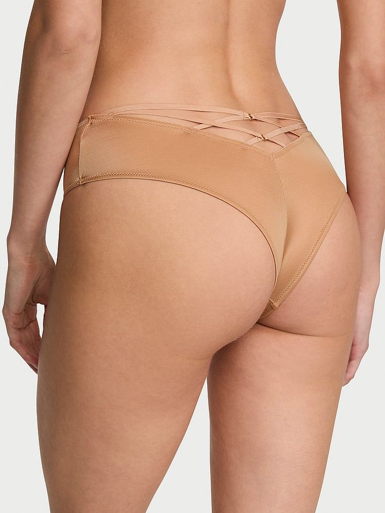 Majtki z paseczkami z tyłu i wysoko wyciętymi nogawkami Strappy-Back Cheeky. Produkt ma kolor beżowy i pochodzi z kolekcji Very Sexy. 