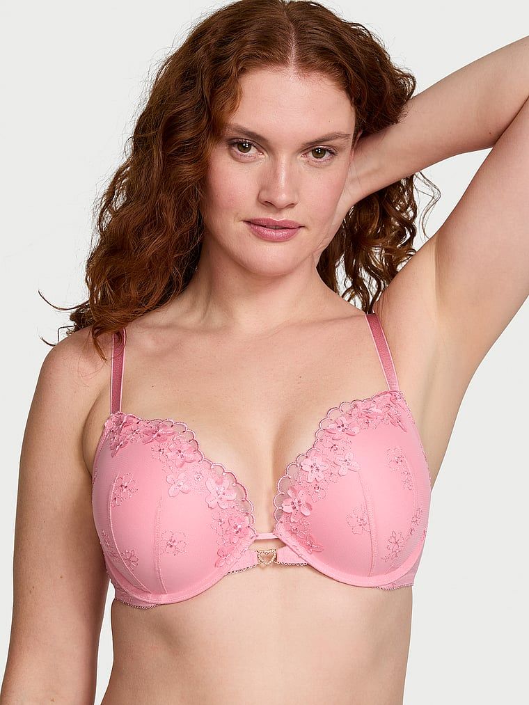 Modelka prezentuje biustonosz push-up Pretty Petals. Produkt ma kolor różowy i pochodzi z kolekcji Dream Angels.