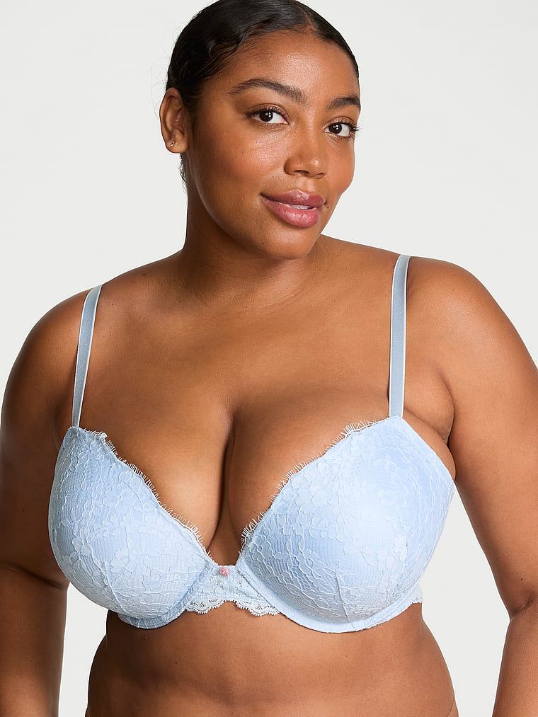 Modelka prezentuje biustonosz push-up Dream Angels. Produkt ma kolor niebieski i pochodzi z kolekcji Dream Angels.