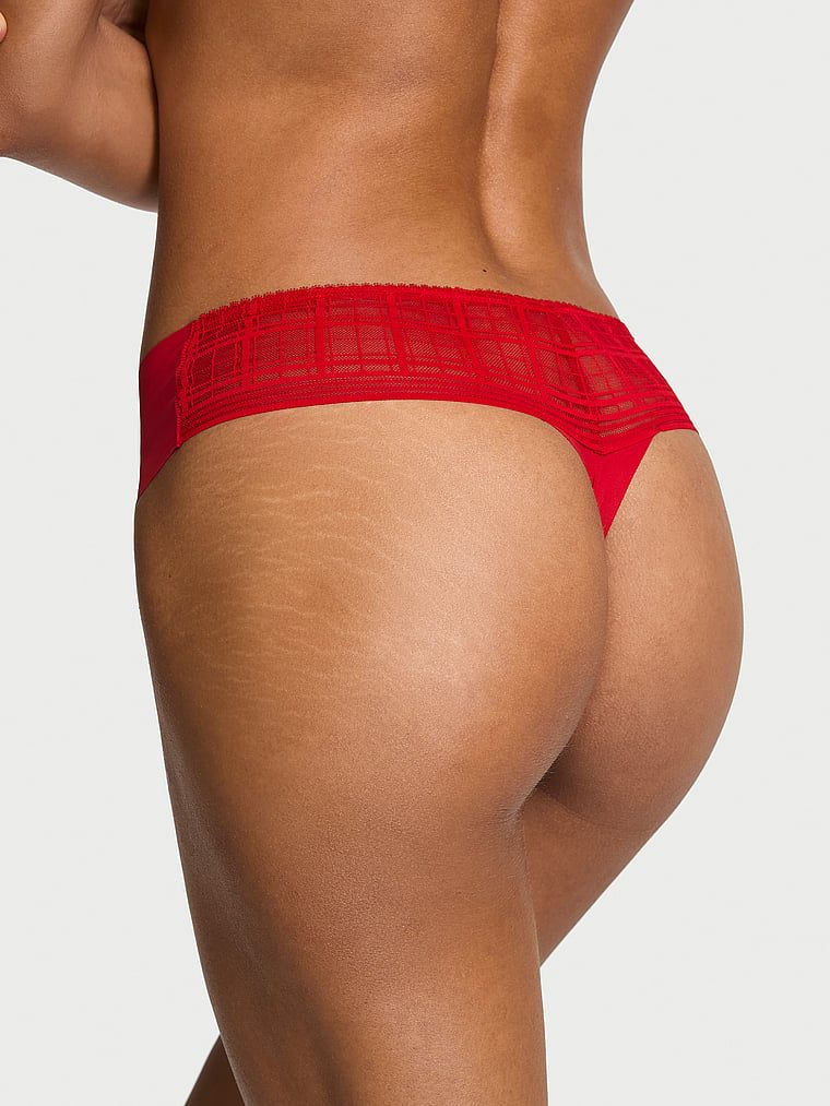 Stringi z siateczką w kratkę z tyłu No-Show Plaid Mesh. Produkt ma kolor czerwony i pochodzi z kolekcji No-Show. 