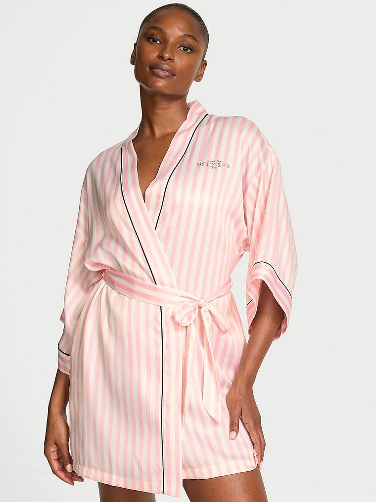 Szlafrok satynowy krótki VSFS 2025. Produkt jest wzorzysty i pochodzi z kolekcji Victoria's Secret. 