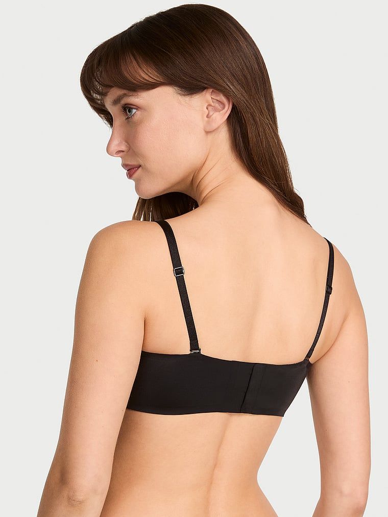 Na zdjęciu na białym tle widoczny jest biustonosz push-up bez ramiączek i bez fiszbin Perfect Comfort Strapless. Produkt ma kolor czarny i pochodzi z kolekcji Victoria's Secret Bare.