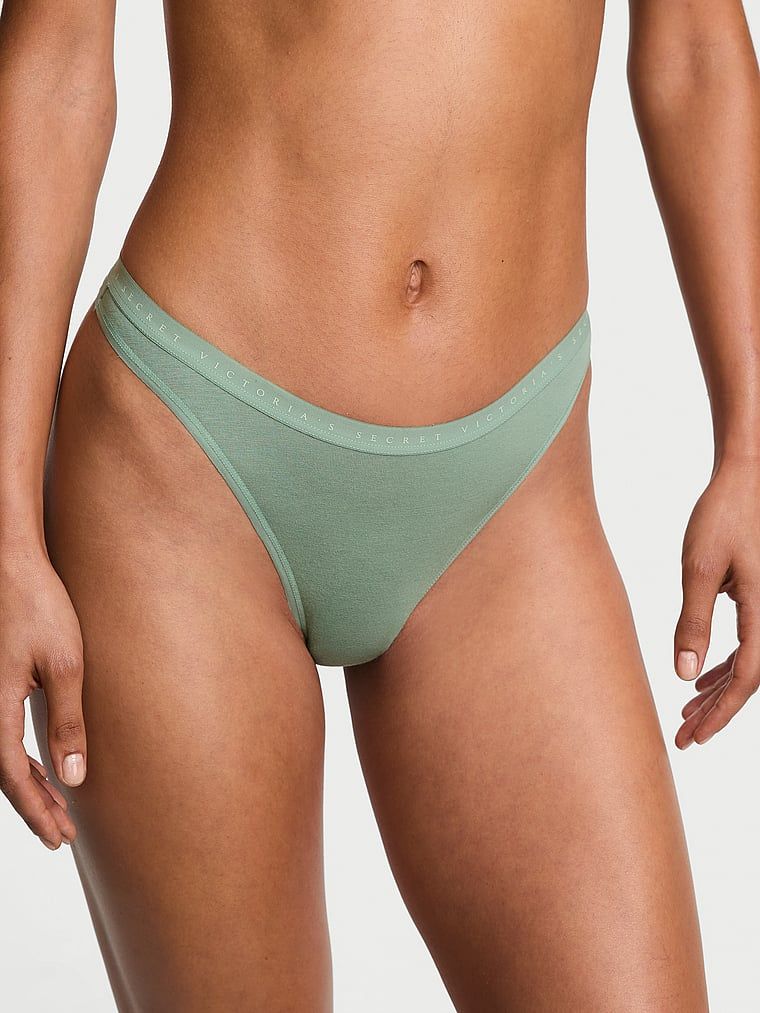 Stringi bawełniane High-Leg Scoop. Produkt ma kolor zielony i pochodzi z kolekcji Body by Victoria. 