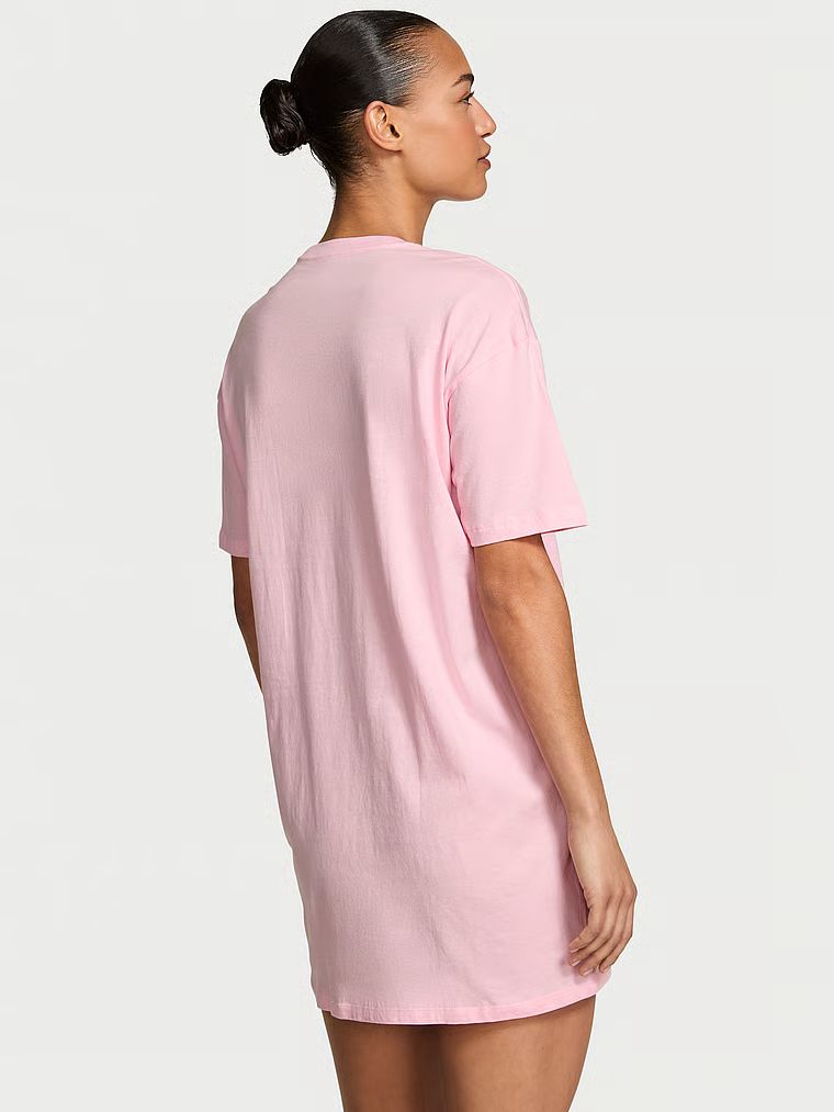 T-shirt bawełniany do spania oversize. Produkt ma kolor różowy i pochodzi z kolekcji Victoria's Secret. 