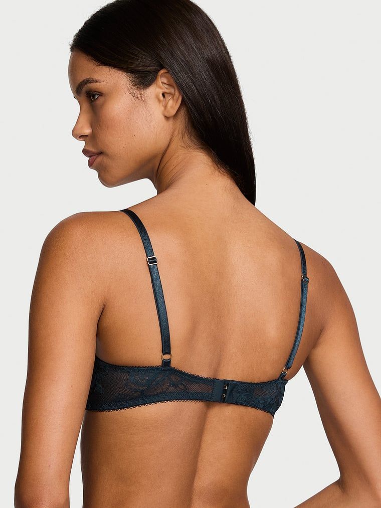 Modelka prezentuje biustonosz nieusztywniany koronkowy Rose Lace Demi. Produkt ma kolor niebieski i pochodzi z kolekcji Very Sexy.