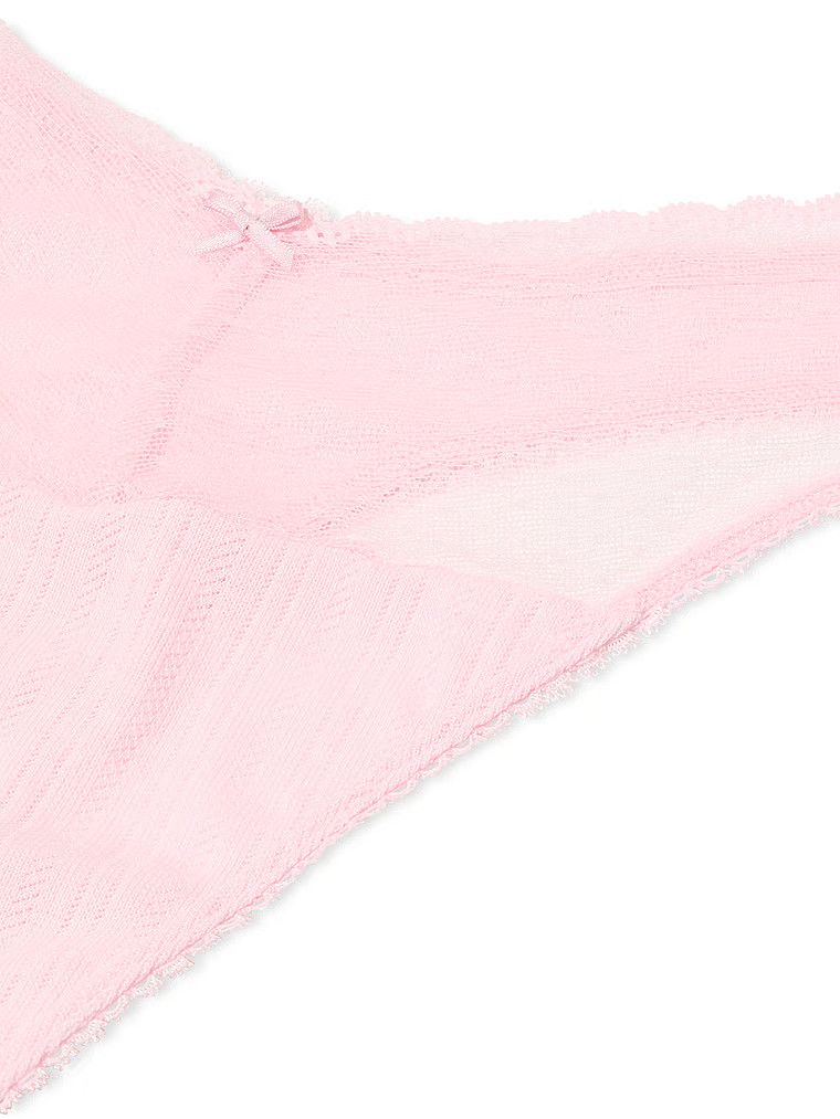 Stringi z wysoko wyciętymi nogawkami Lace Pointelle. Produkt ma kolor różowy i pochodzi z kolekcji Victoria's Secret. 