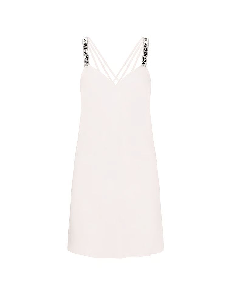 Koszulka nocna satynowa z błyszczącymi ramiączkami Scattered Shine Strap Slip. Produkt ma kolor biały i pochodzi z kolekcji Very Sexy. 