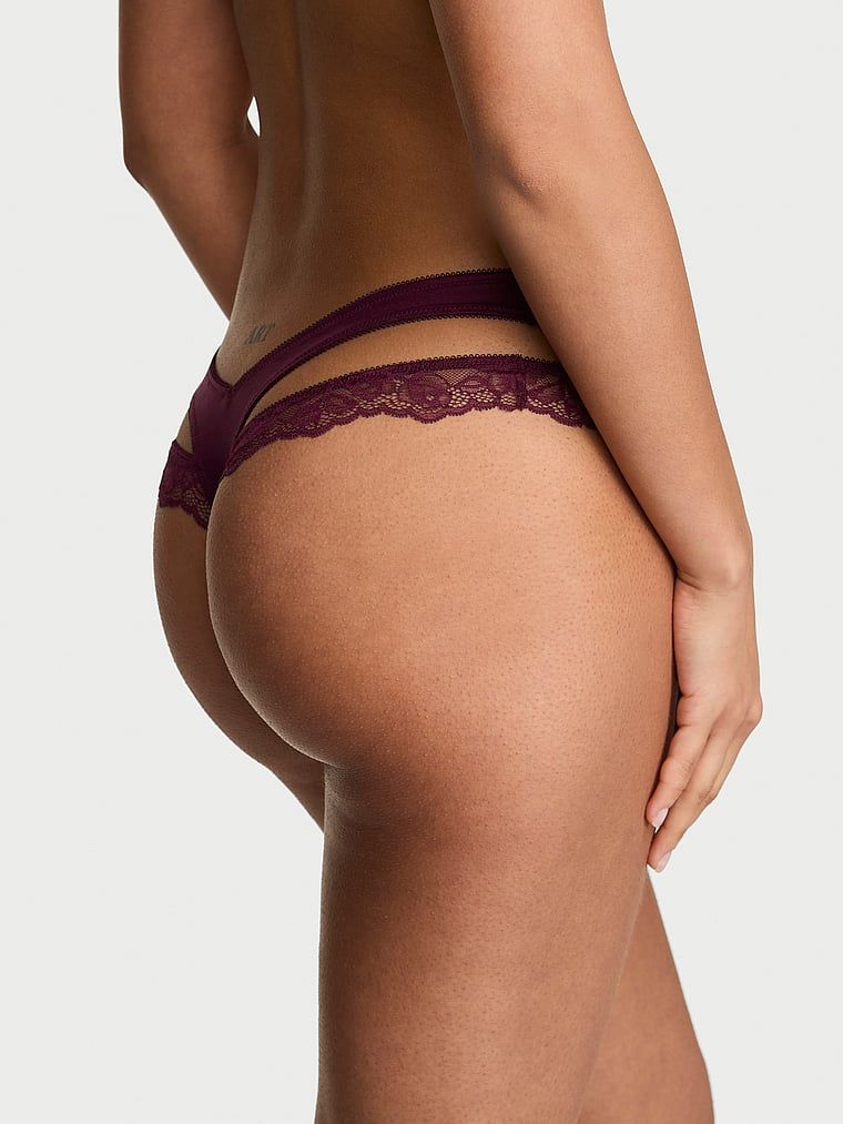 Stringi z koronką i wycięciami po bokach Cut-Out. Produkt ma kolor różowy i pochodzi z kolekcji Very Sexy. 
