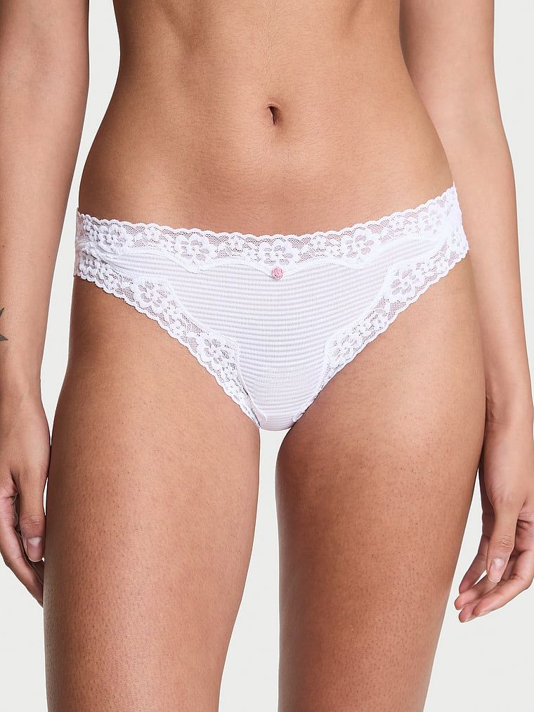 Majtki bawełniane w paseczki z koronką na krawędziach Bikini. Produkt ma kolor biały i pochodzi z kolekcji Lacie. 
