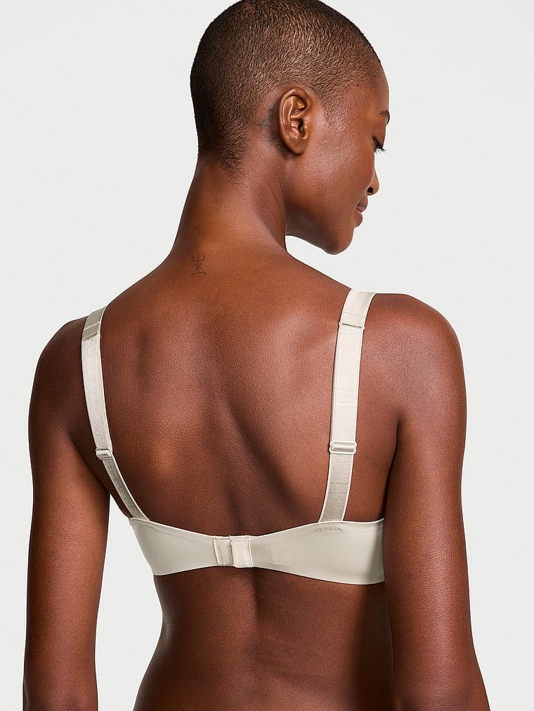 Modelka prezentuje biustonosz push-up z błyszczącymi paseczkami Scattered Shine Strap. Produkt ma kolor beżowy i pochodzi z kolekcji Very Sexy.