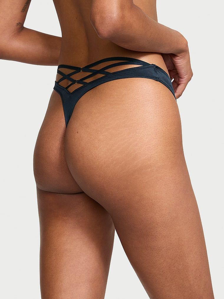 Stringi z paseczkami z tyłu i wysoko wyciętymi nogawkami Strappy-Back High-Leg. Produkt ma kolor niebieski i pochodzi z kolekcji Very Sexy. 