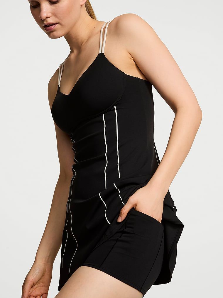 Sukienka sportowa mini VSX Elevate Chroma Contours. Produkt ma kolor czarny i pochodzi z kolekcji VSX. 