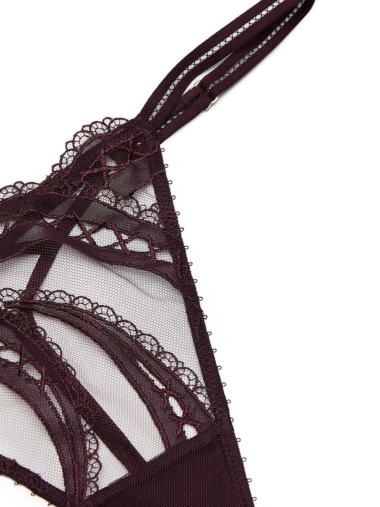 Stringi z regulowanymi paseczkami Laces Out. Produkt jest wzorzysty i pochodzi z kolekcji Very Sexy.