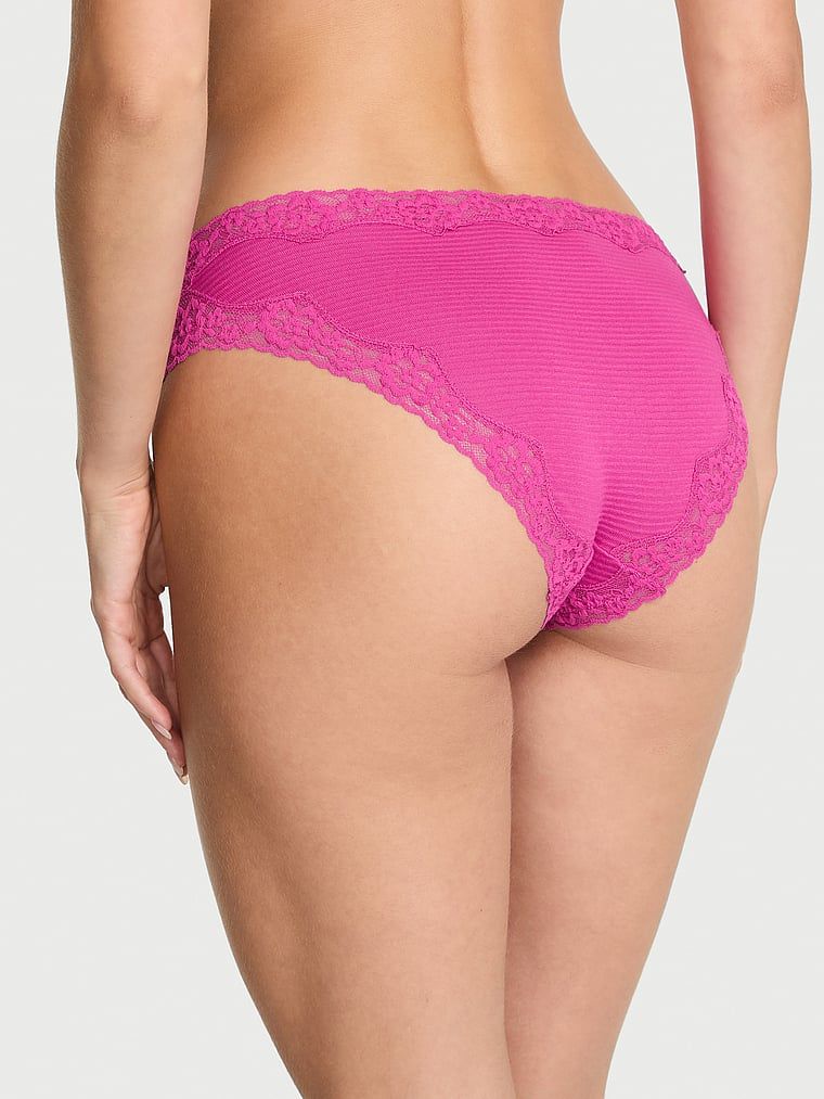Majtki bawełniane w paseczki z koronką na krawędziach Bikini. Produkt ma kolor różowy i pochodzi z kolekcji Lacie. 