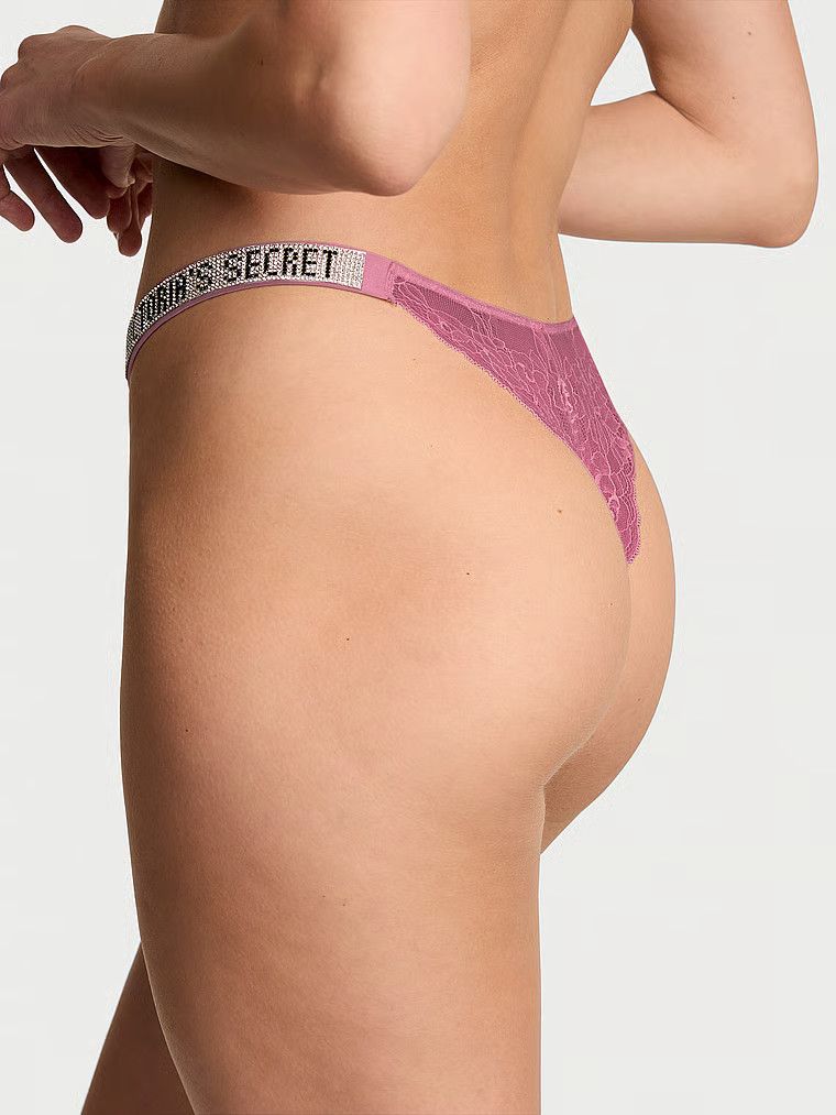 Majtki brazyliany koronkowe z błyszczącymi paskami Shine Strap Brazilian. Produkt ma kolor purpurowy i pochodzi z kolekcji Very Sexy. 