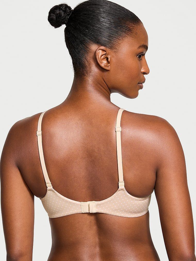 Modelka prezentuje biustonosz lekko usztywniany z mocno zabudowanymi miseczkami. Produkt ma kolor beżowy i pochodzi z kolekcji Body by Victoria.