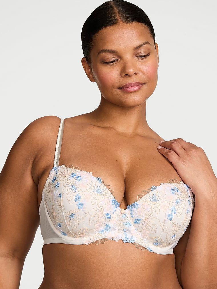 Modelka prezentuje biustonosz lekko usztywniany Wildflower Demi. Produkt jest wzorzysty i pochodzi z kolekcji Dream Angels.