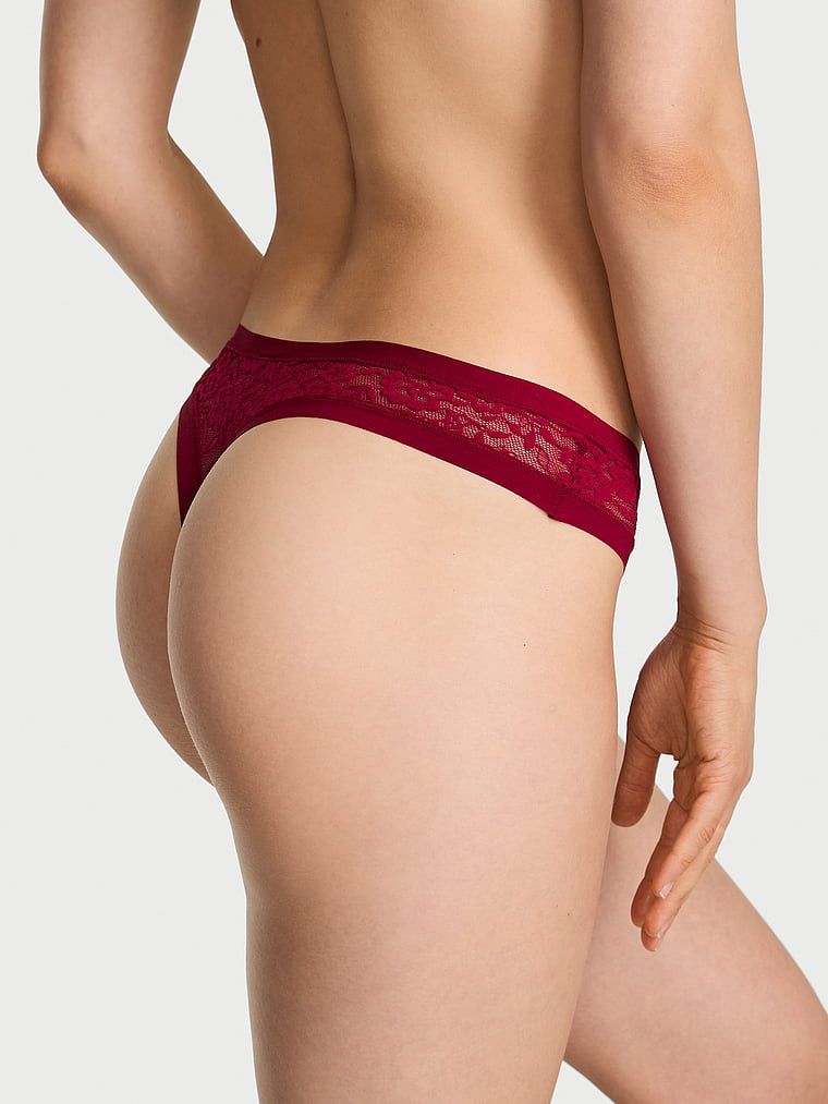 Stringi koronkowe No-Show Lace. Produkt ma kolor czerwony i pochodzi z kolekcji No-Show. 
