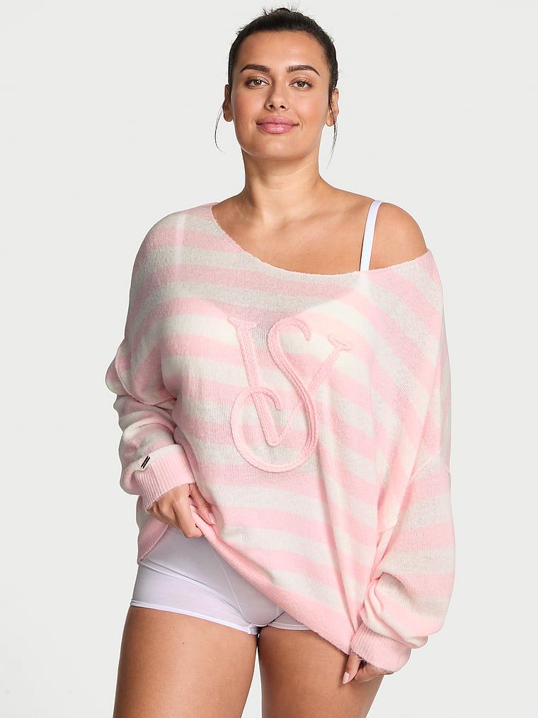Sweter z dekoltem w łódkę Luxe Knit. Produkt jest wzorzysty i pochodzi z kolekcji Victoria's Secret. 