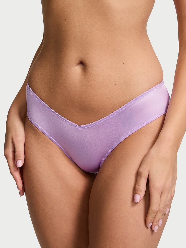 Majtki z paseczkami z tyłu i wysoko wyciętymi nogawkami Strappy-Back Cheeky. Produkt ma kolor purpurowy i pochodzi z kolekcji Very Sexy. 