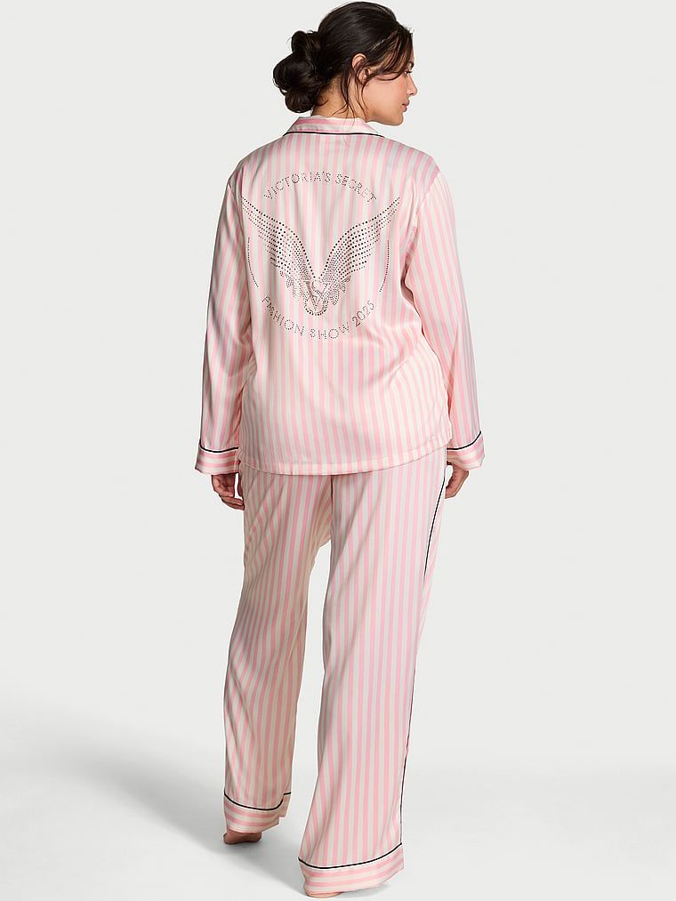Satynowa piżama z długimi rękawami VSFS 2025. Produkt jest wzorzysty i pochodzi z kolekcji Victoria's Secret. 