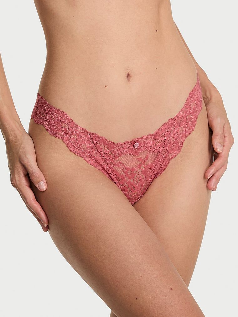 Majtki brazyliany koronkowe Brazilian. Produkt ma kolor różowy i pochodzi z kolekcji Dream Angels. 