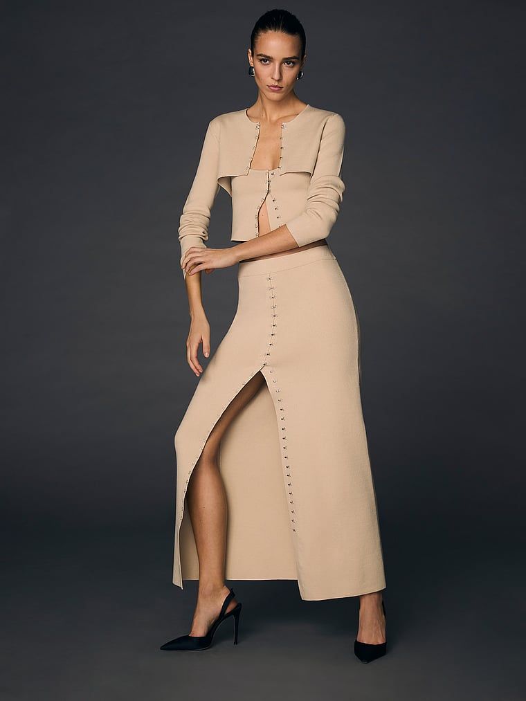 Sweterek kardigan krótki zapinany na haftki Atelier X Altuzarra. Produkt ma kolor beżowy i pochodzi z kolekcji Atelier Victoria's Secret x Altuzarra.