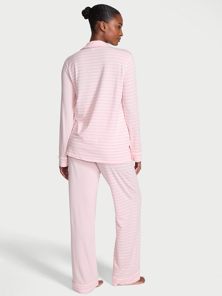 Długa piżama z modalu. Produkt jest wzorzysty i pochodzi z kolekcji Victoria's Secret. 