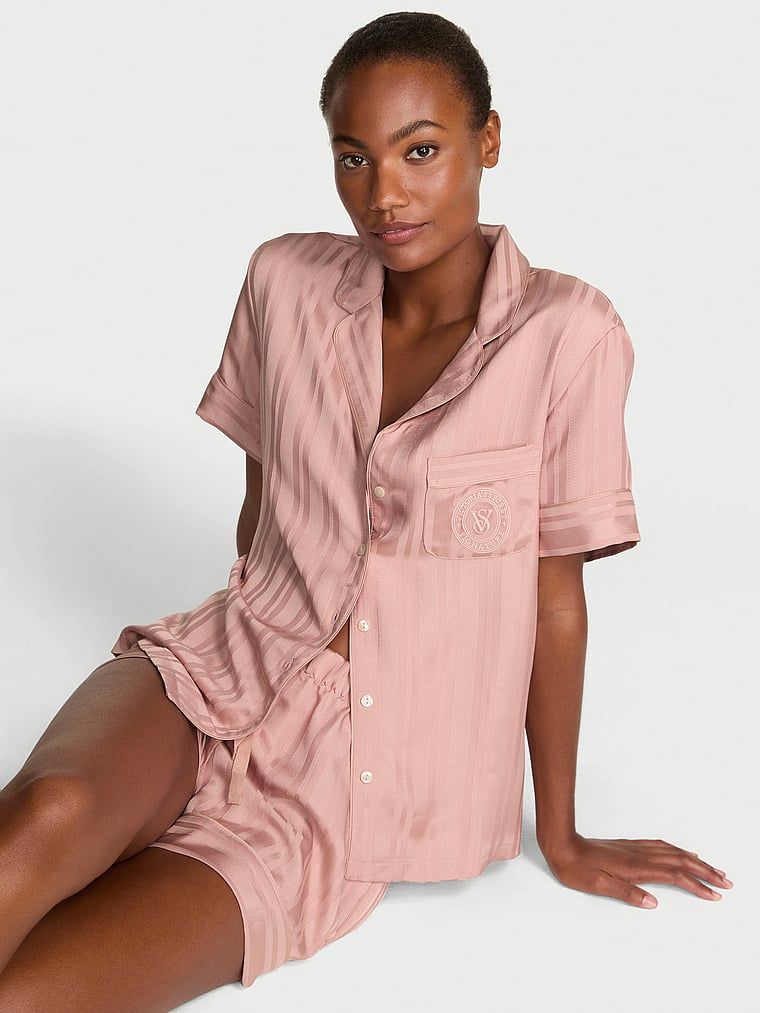 Piżama satynowa błyszcząca z szortami Glazed Satin. Produkt ma kolor różowy i pochodzi z kolekcji Victoria's Secret. 