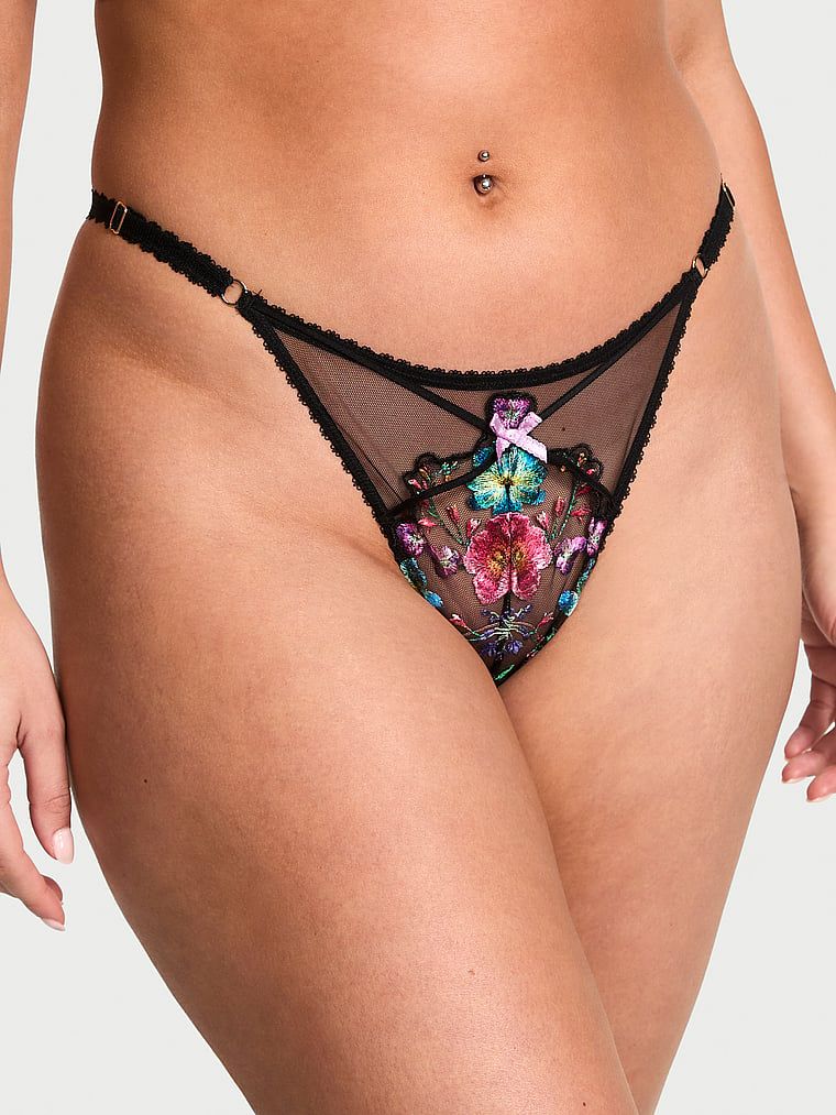 Stringi Dark Blossom Embroidery. Produkt jest wzorzysty i pochodzi z kolekcji Very Sexy. 