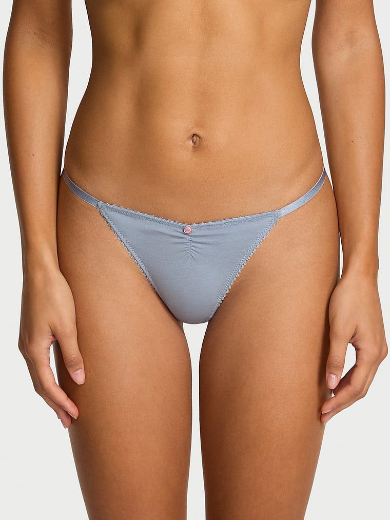 Stringi bawełniane z koronką z tyłu Heart Lace. Produkt ma kolor niebieski i pochodzi z kolekcji Victoria's Secret. 