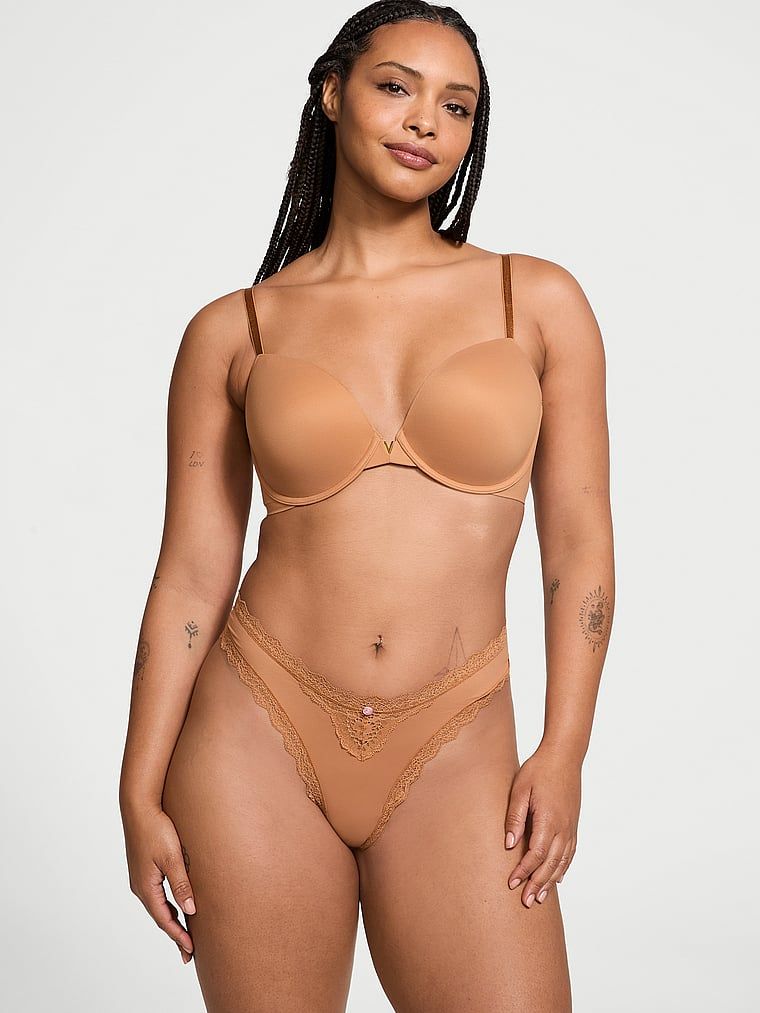 Modelka prezentuje biustonosz lekko usztywniany Smooth Demi. Produkt ma kolor beżowy i pochodzi z kolekcji Dream Angels.