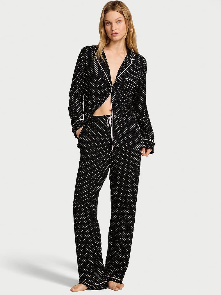 Długa piżama z modalu. Produkt jest wzorzysty i pochodzi z kolekcji Victoria's Secret. 