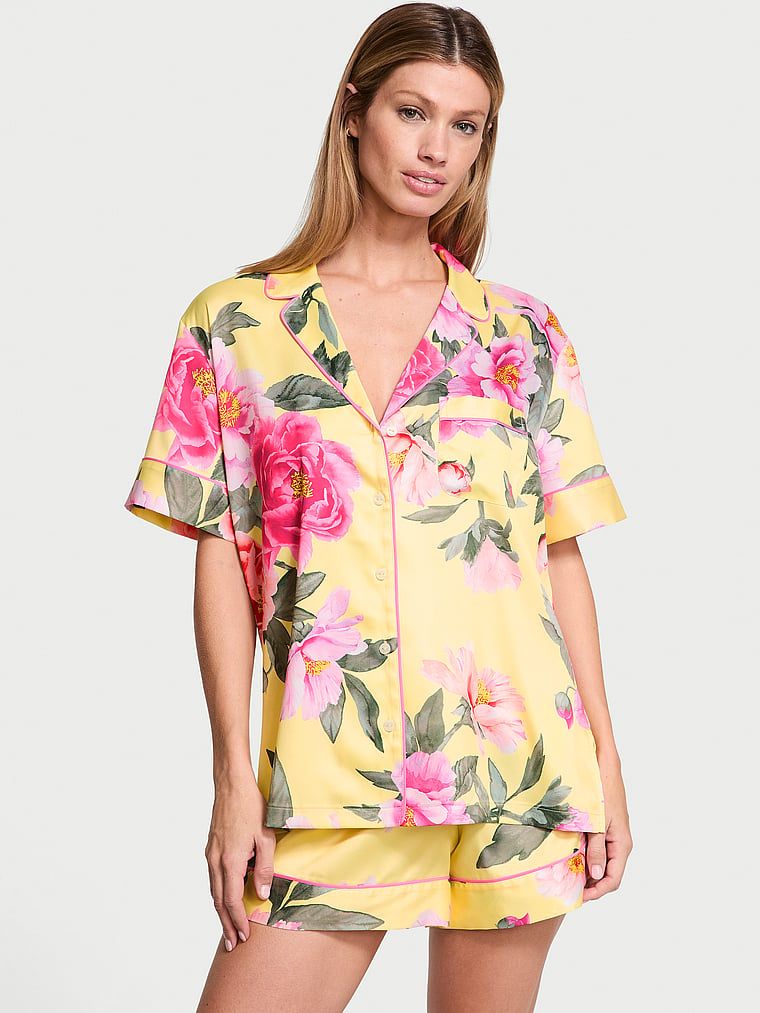 Piżama satynowa błyszcząca z szortami Glazed Satin. Produkt ma wzór kwiatowy i pochodzi z kolekcji Victoria's Secret. 