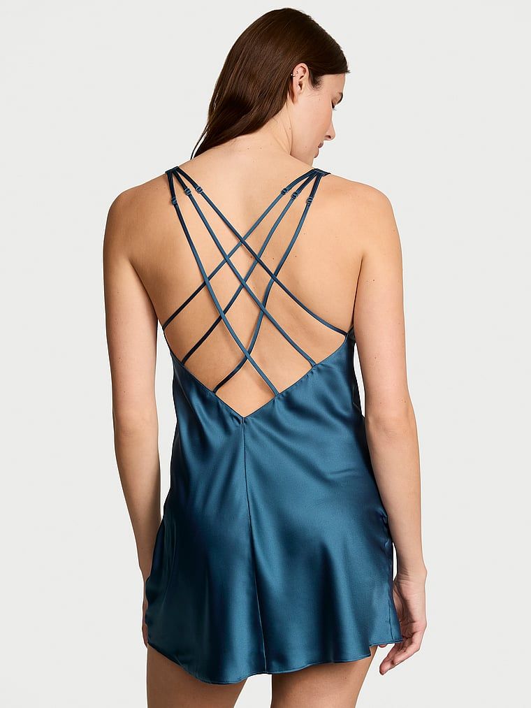 Koszulka nocna satynowa z błyszczącymi ramiączkami Scattered Shine Strap Slip. Produkt ma kolor niebieski i pochodzi z kolekcji Victoria's Secret. 