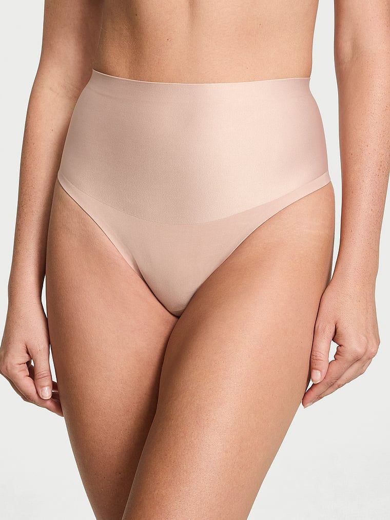 Stringi modelujące z wysokim stanem Smoothing Shimmer. Produkt ma kolor beżowy i pochodzi z kolekcji Body by Victoria. 