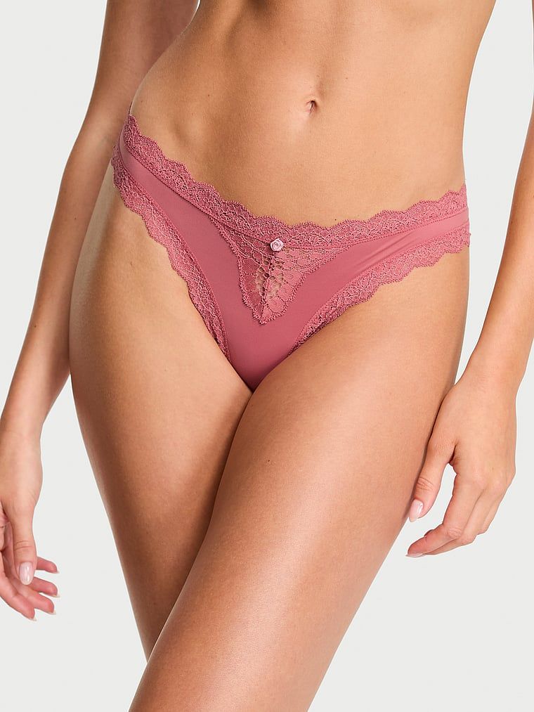 Stringi z koronką Lace Trim. Produkt ma kolor różowy i pochodzi z kolekcji Dream Angels. 