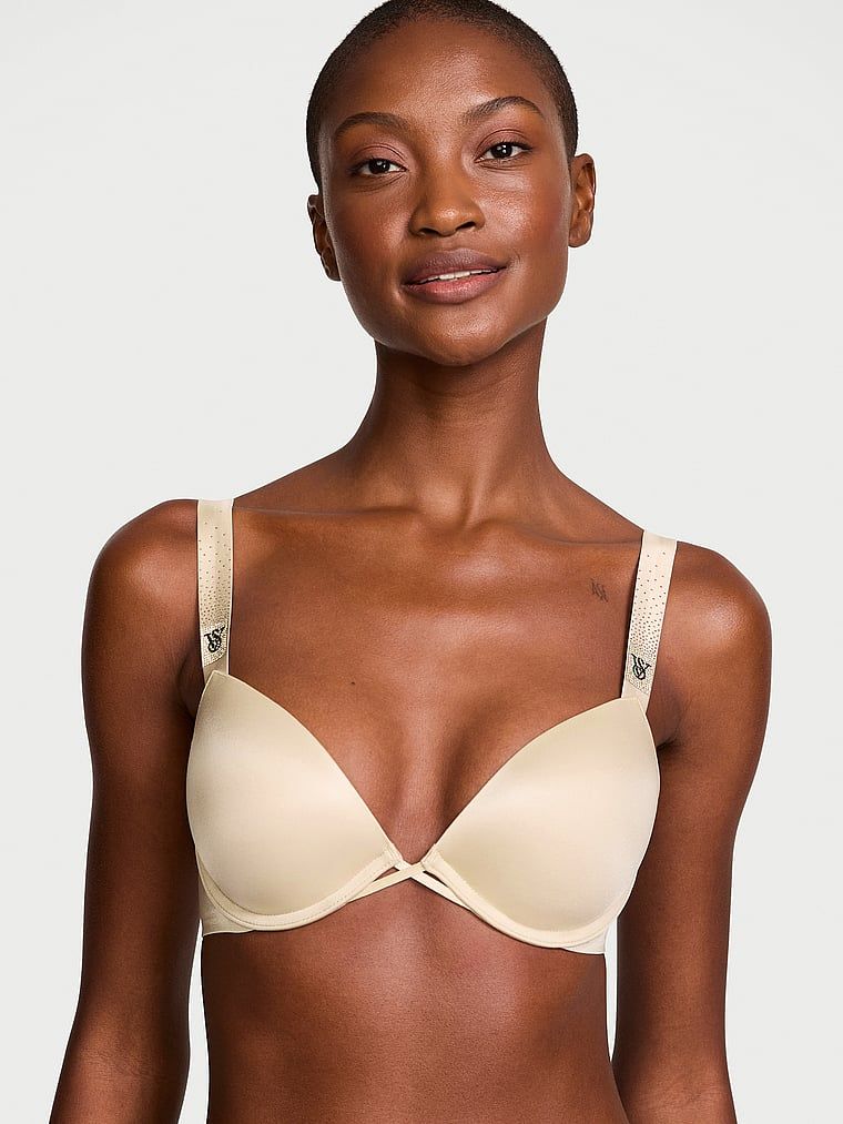 Modelka prezentuje biustonosz push-up z błyszczącymi paseczkami Scattered Shine Strap. Produkt ma kolor beżowy i pochodzi z kolekcji Very Sexy.