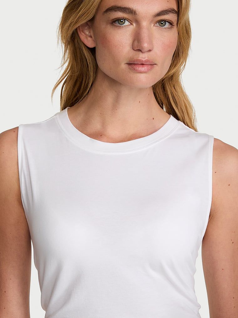 Biustonosz lekko usztywniany Smooth Demi. Produkt ma kolor biały i pochodzi z kolekcji T-shirt. 