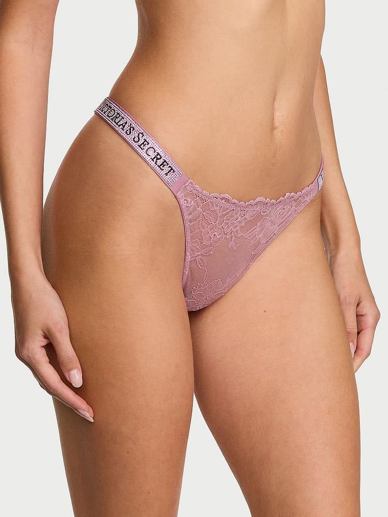 Stringi koronkowe z błyszczącymi paskami Shine Strap. Produkt ma kolor różowy i pochodzi z kolekcji Very Sexy. 