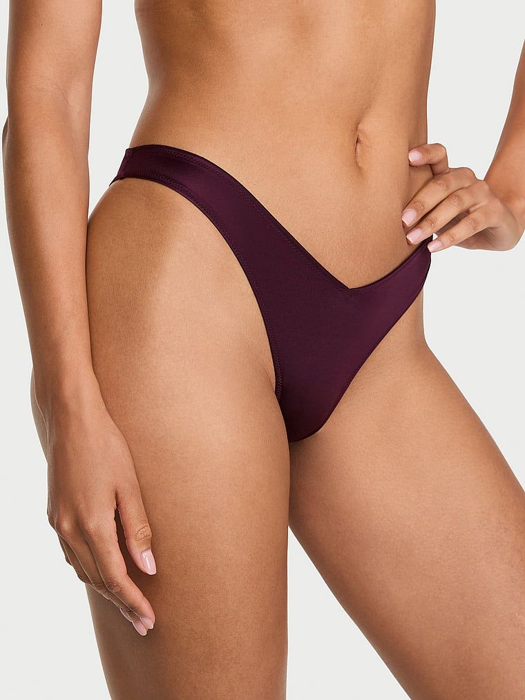 Stringi z paseczkami z tyłu i wysoko wyciętymi nogawkami Strappy-Back High-Leg. Produkt ma kolor fioletowy i pochodzi z kolekcji Very Sexy. 