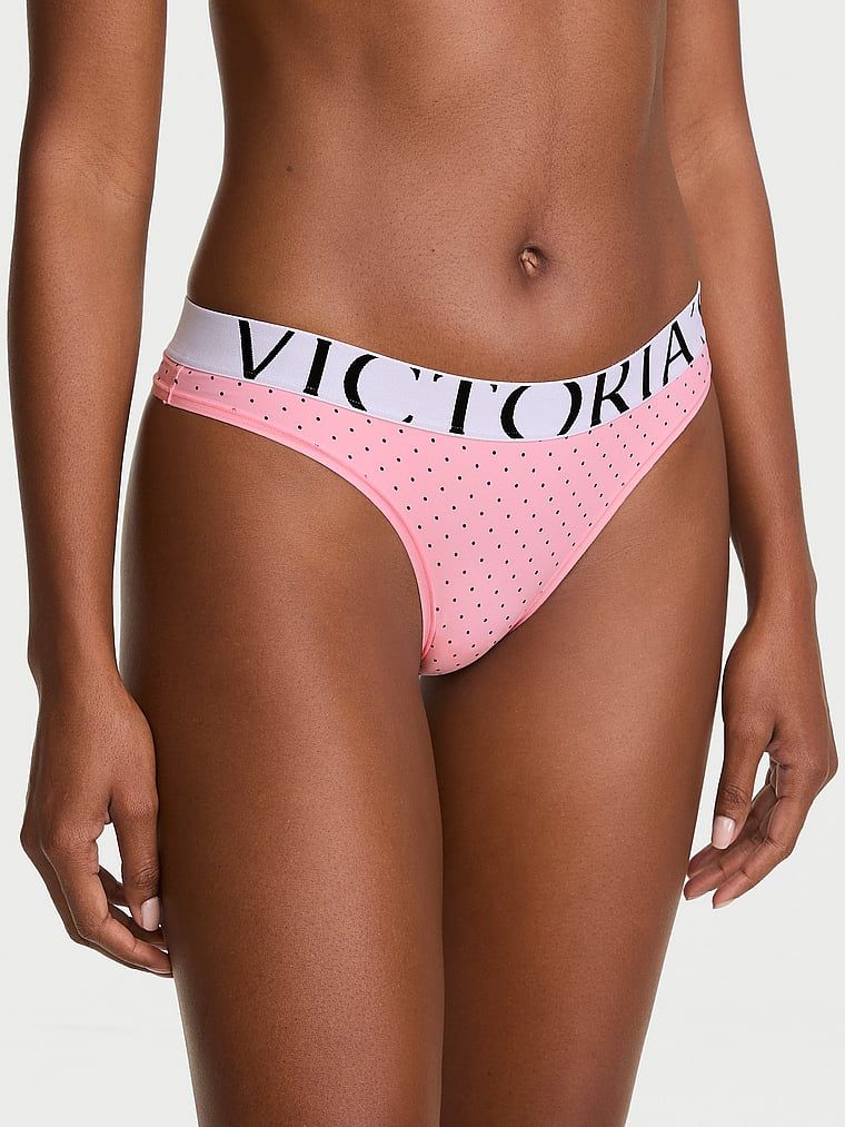 Stringi z logo Cool. Produkt ma kolor wzorzysty i pochodzi z kolekcji Victoria's Secret. 