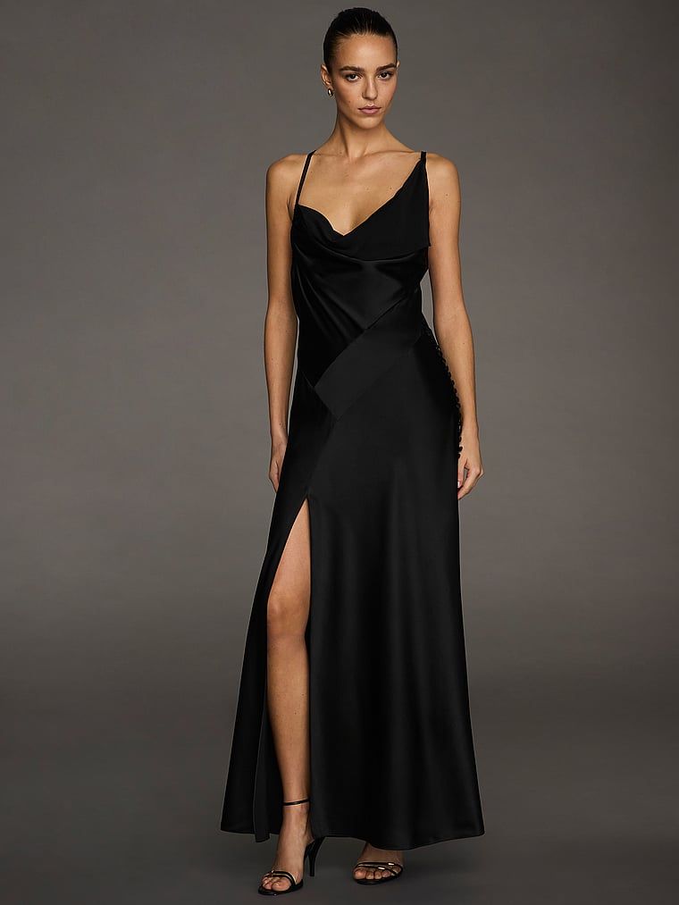 Długa suknia wieczorowa jedwabna Atelier X Altuzarra. Produkt ma kolor czarny i pochodzi z kolekcji Atelier Victoria's Secret x Altuzarra. 
